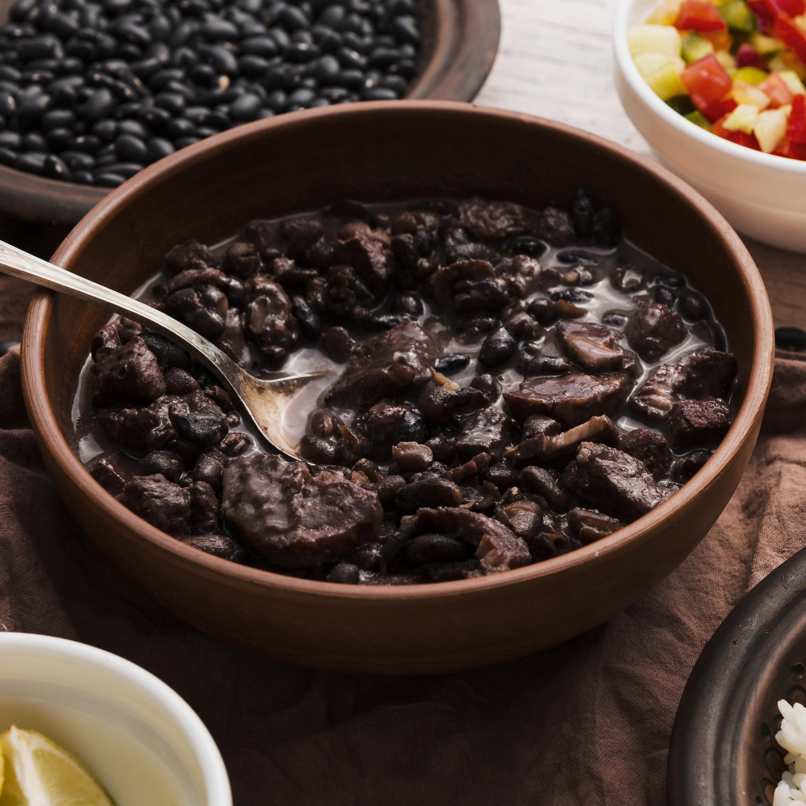 Feijoada completa servida no buffet